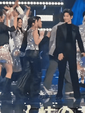 肖战不愧是顶流男明星，
个人修养非常的高，
他在晚会上表演完之后，
看见伴舞的姑