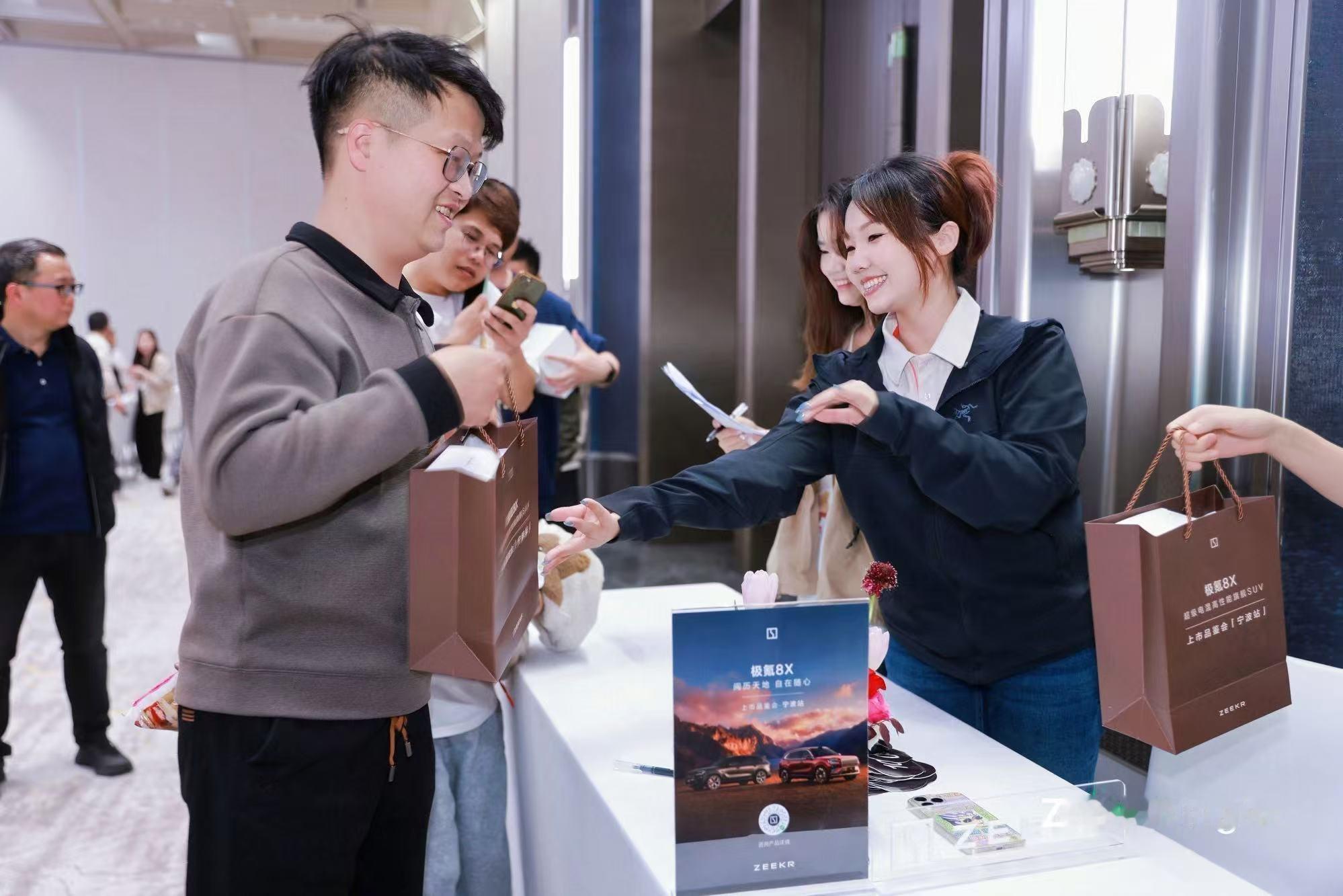 性能豪华，不止于参数亲鉴为实，锋芒自见分晓以旗舰之姿，回应每一份期待极氪8X 宁