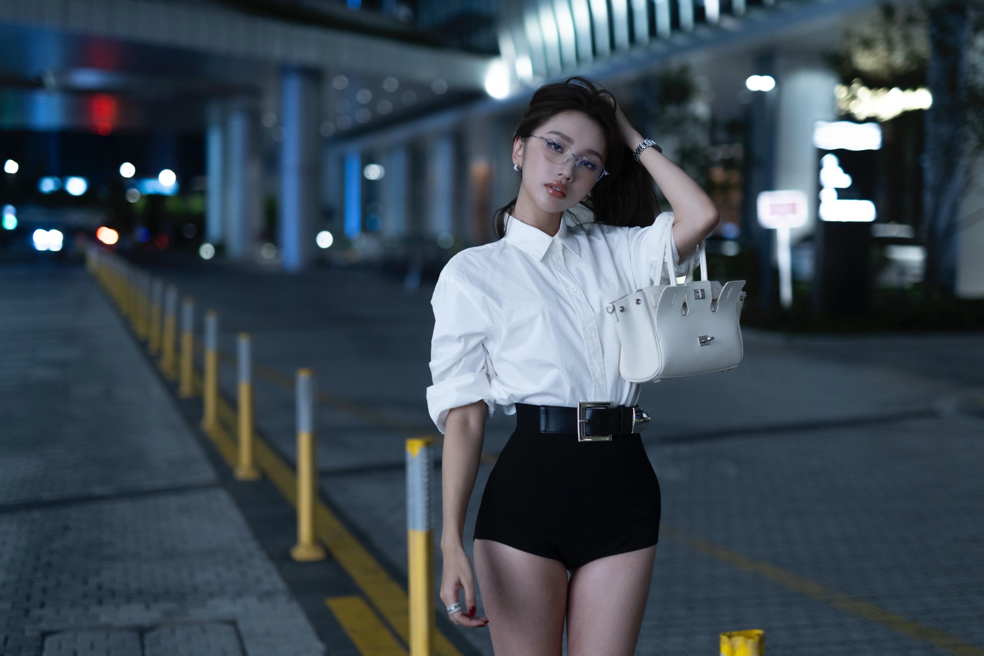 假装在...