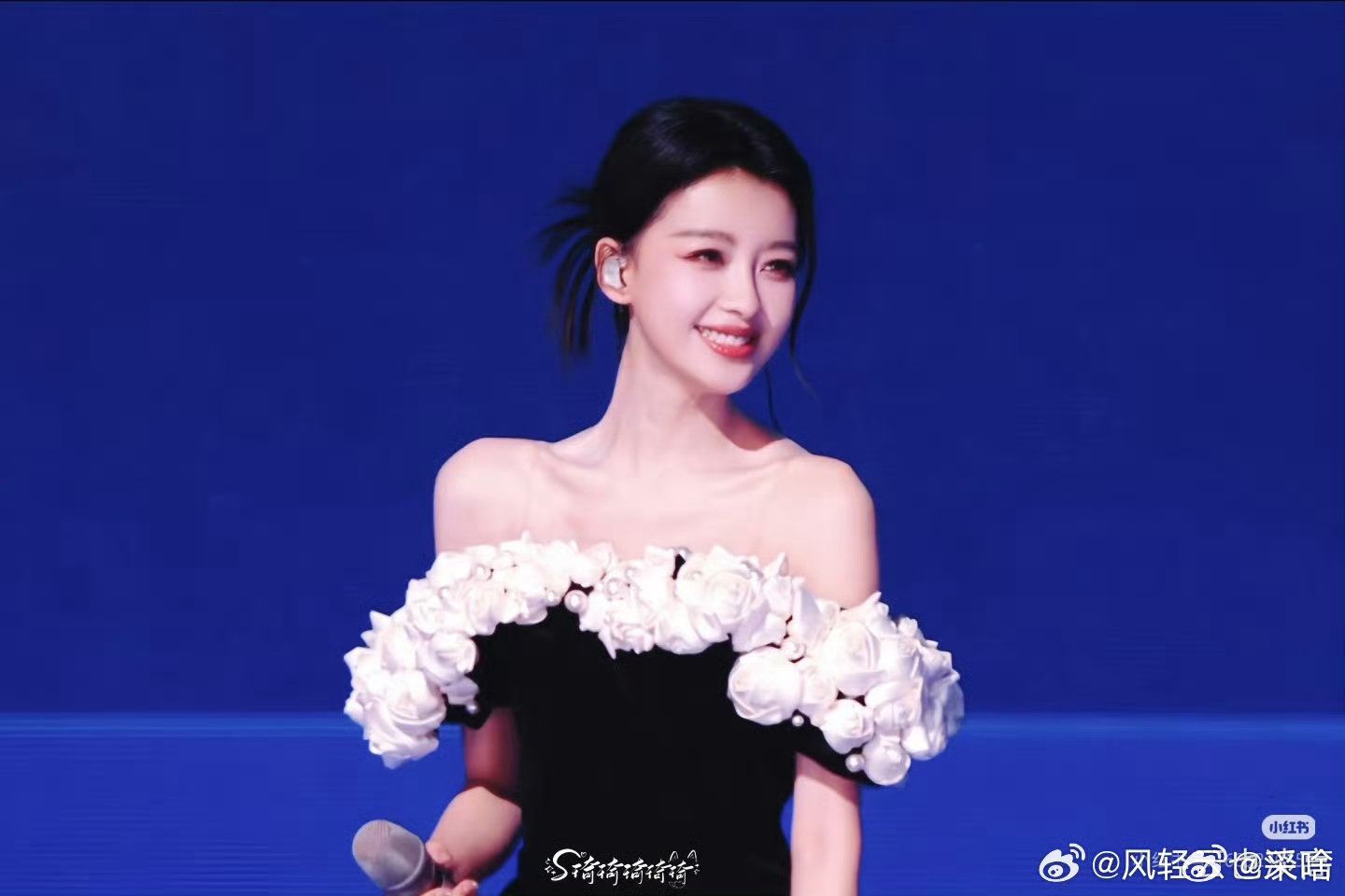 孙怡说必须赢看着舞台上彼此陪伴并肩前行的身影，心里满是感慨还不自觉落下泪水乘风2