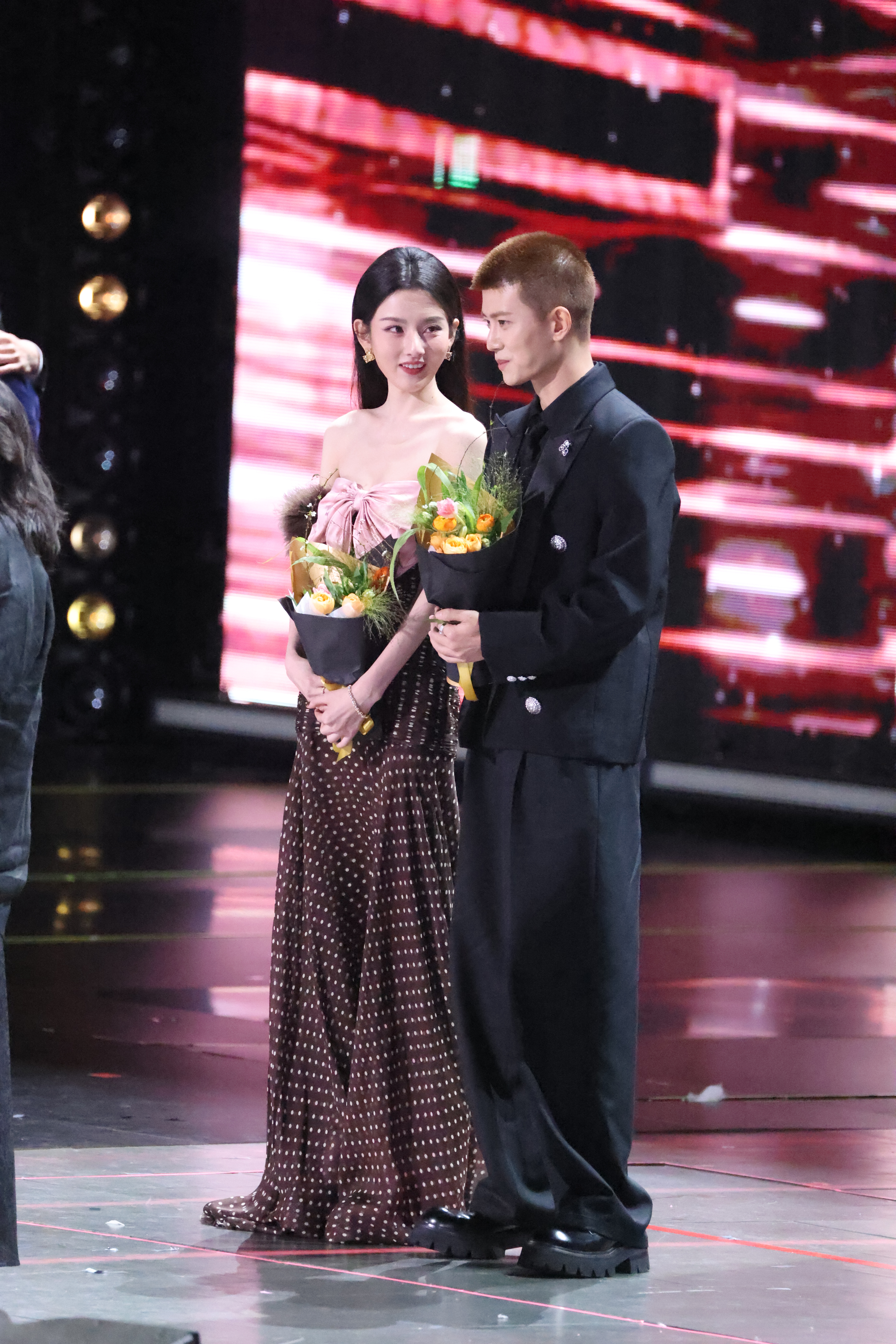 任嘉伦宋祖儿一起上台领奖啦！我会永远记得这个无忧渡 久宣夜段半夏特别特别特别好 