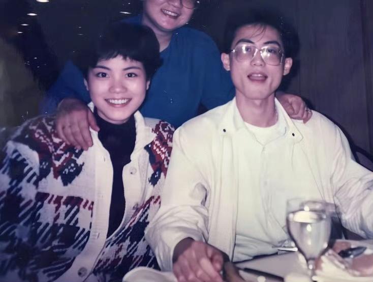 上世纪90年代，王菲和哥哥，一张温馨的合影，王菲出身有着深厚文化积淀的家庭，祖父