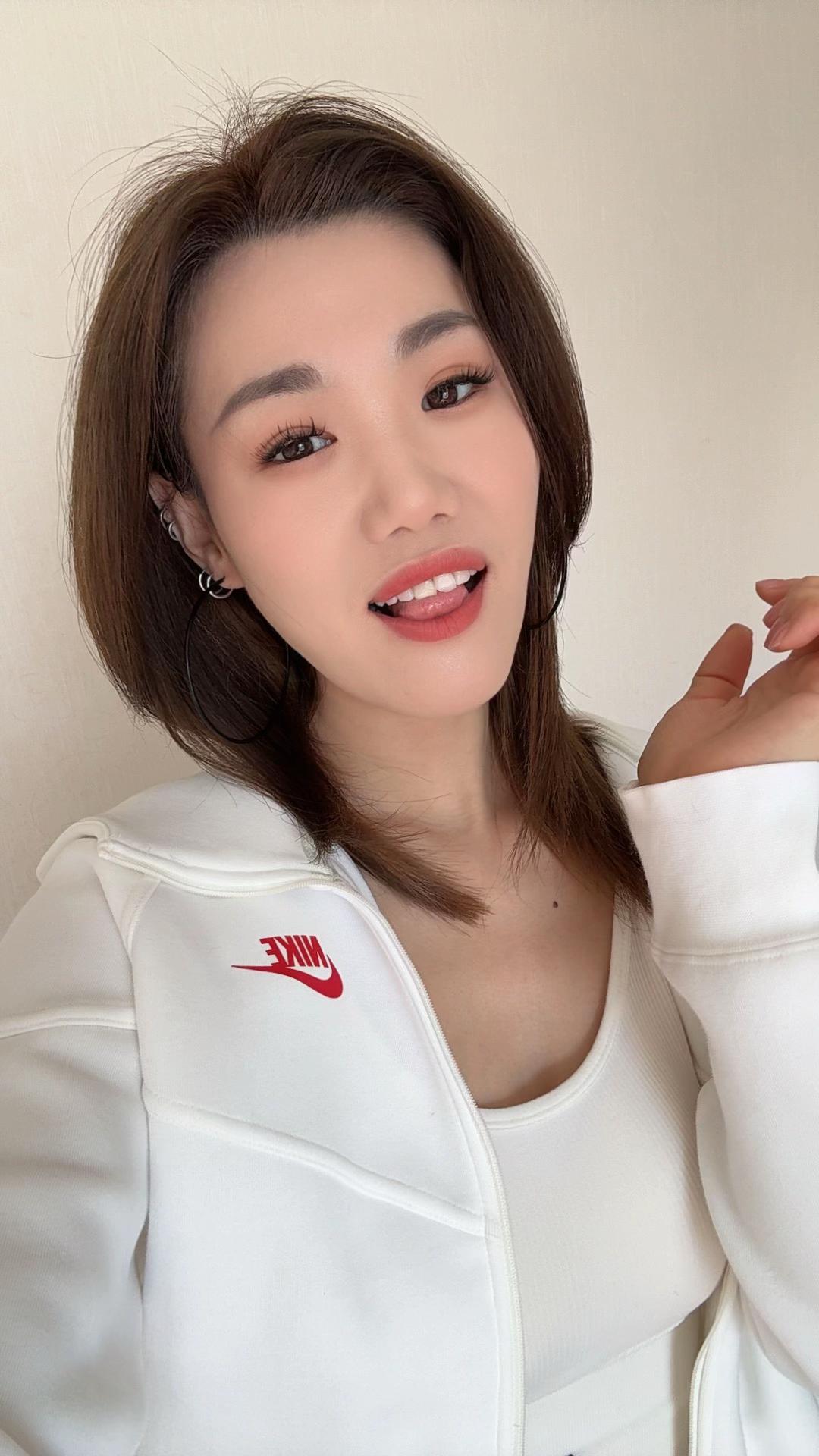 甜甜的出现一下 很哇塞的小姐姐 蒙妈