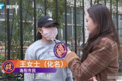 河南洛阳，一女子把70岁老母送养老院，护工端一盆开水，直接把母亲左脚丢进盆里，母