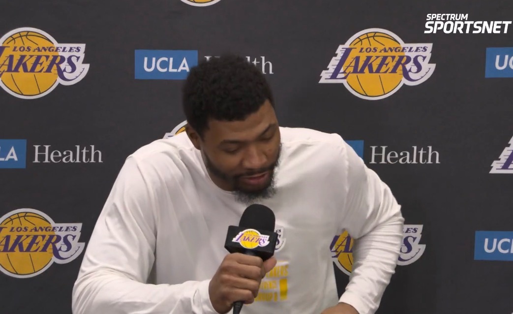 斯马特谈自己今晚的感受：“缺阵这么久，想找回比赛节奏确实有点费劲。我慢慢找到了点