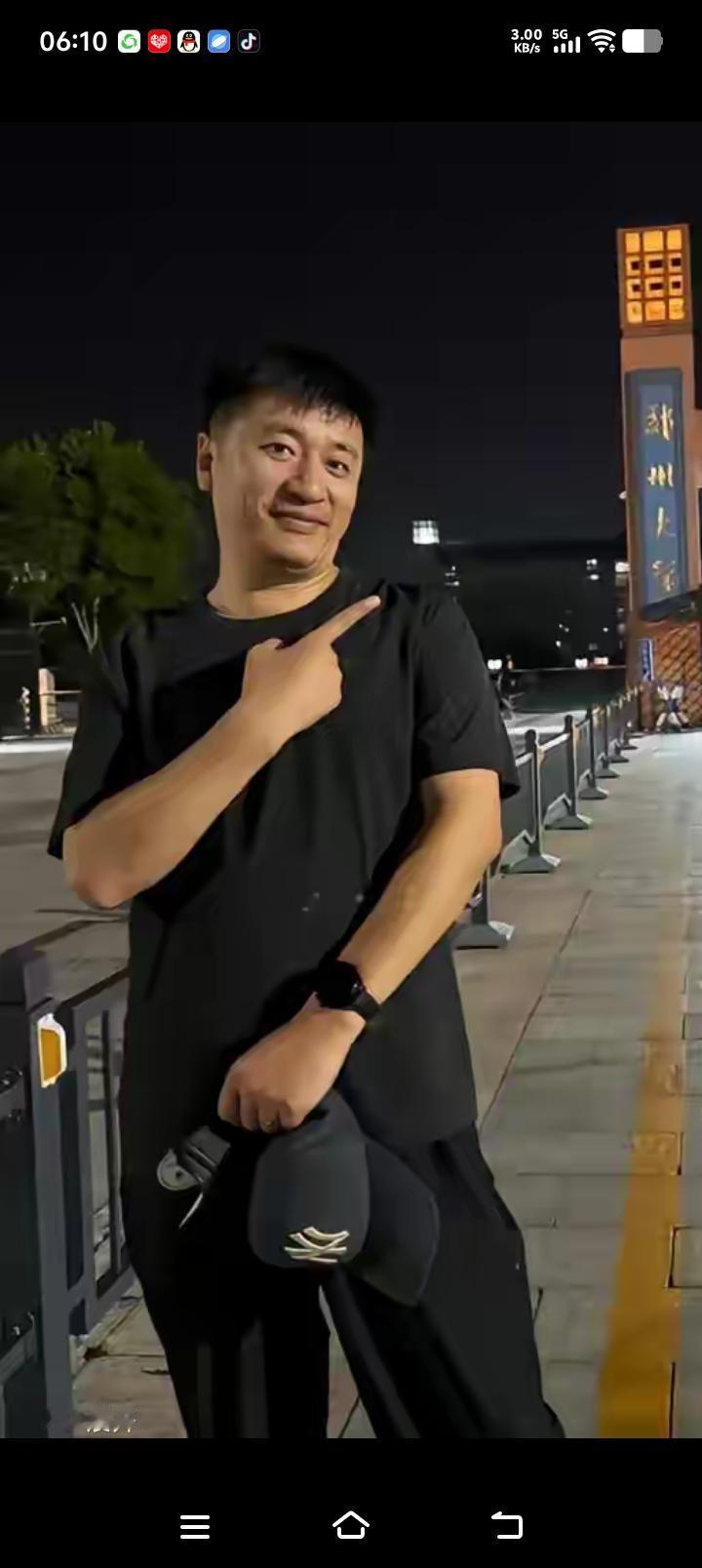 张老师主持人梦想碎了一地！他没有退缩，一种强烈的欲望萦绕脑际，他要赚钱，有了底气