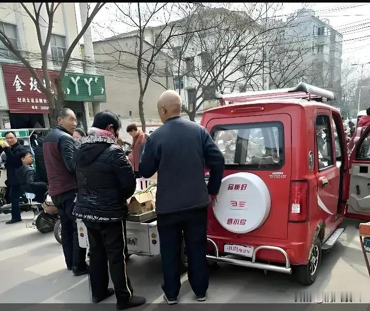 现在的大爷大妈在马路上骑车跟遛弯似的，拐弯都不来回头的，临近年关，路上的行人都急