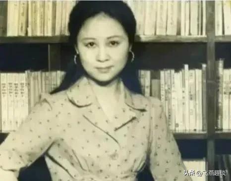 1966年，琼瑶的小说《窗外》被改编成黑白电影，琼瑶的父母看到电影后，气愤的母亲