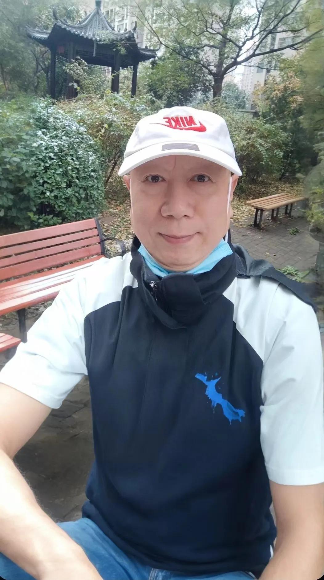 在那遥远的古代，四位力大无穷的大力士，犹如四座巍峨的山岳，背靠背屹立于苍茫大地之
