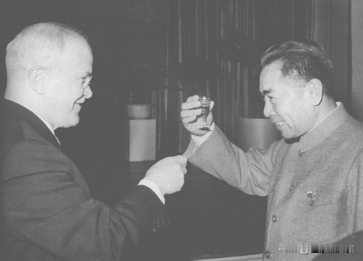 【周总理历史上的今天——5月28日】
1960年5月28日晚，周恩来总理在蒙古首