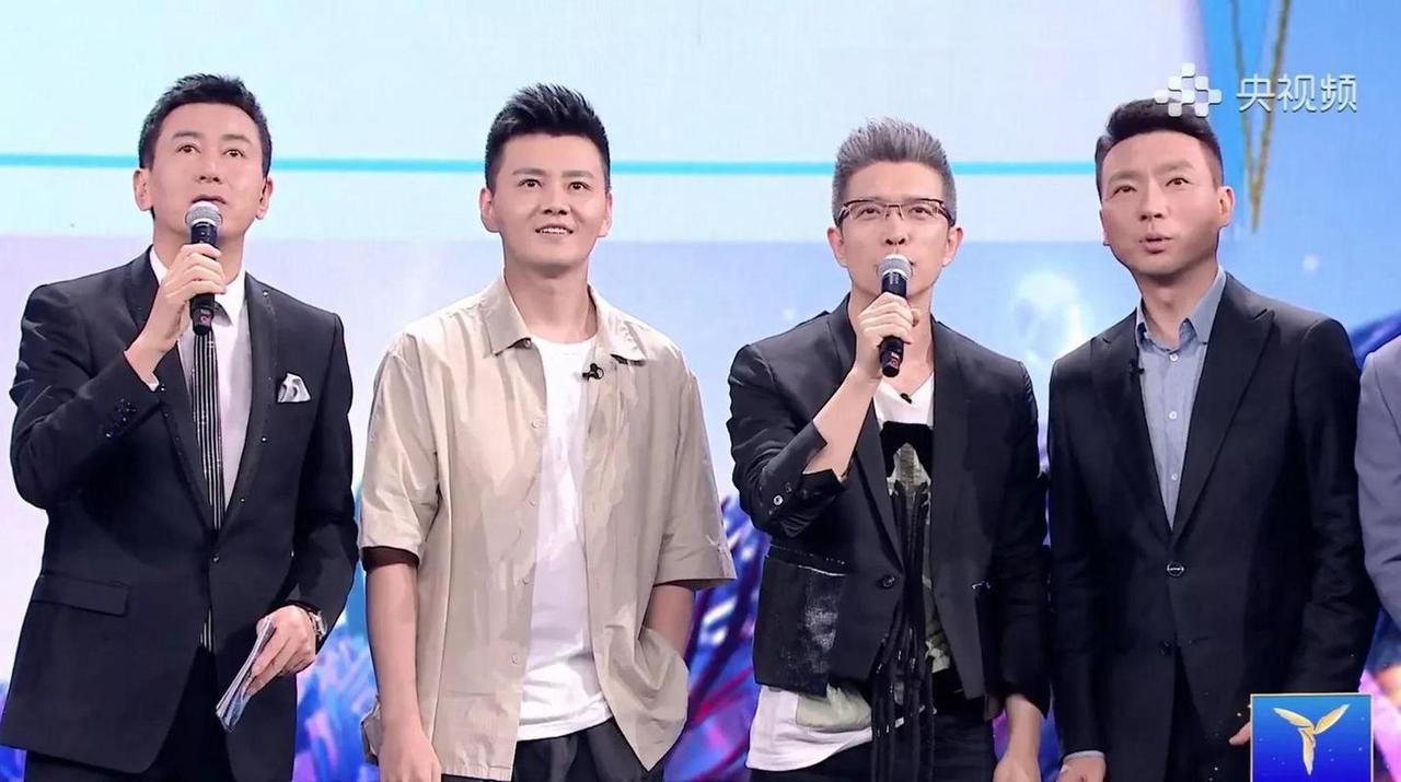 4位主持人同框：康辉方颐大耳，气蕴质朴；鲁健西装笔挺，雄浑沉健；朱广权虽然发花白