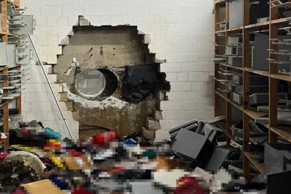 窃贼钻孔进银行，3200个保险箱被洗劫，损失究竟有多惨？

德国西部盖尔森基兴市