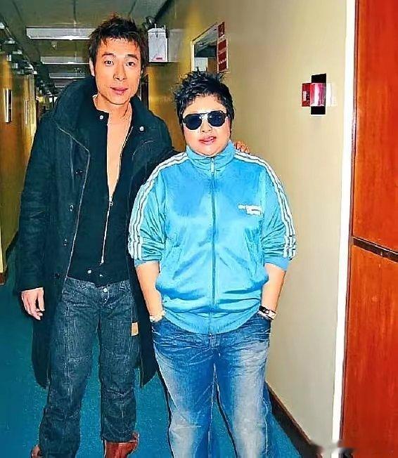 韩红的朋友圈很强大，跟香港歌手许志安交情非常深。都说韩红人缘好，很多人以为她只是