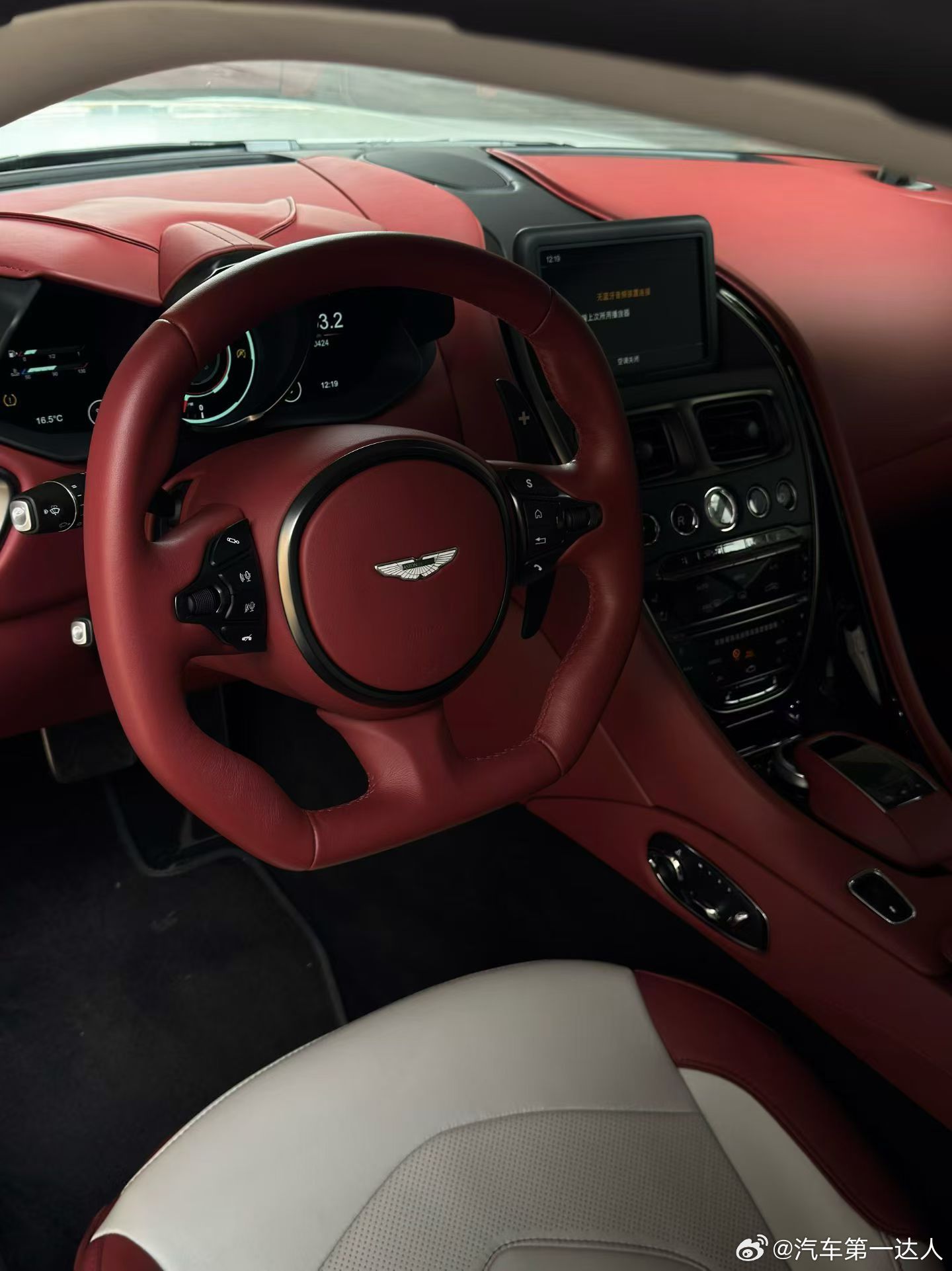 以优雅之名，行雷霆之事，阿斯顿马丁DBS｜选配BO/双色内饰/甄选油漆…… 