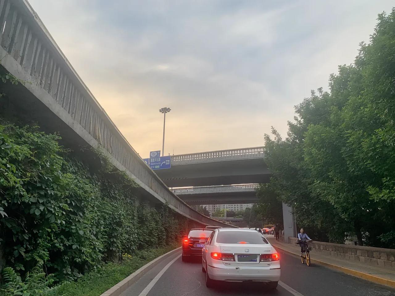 北京的公交专用道6月1日后要调整通行规则了，自行车专用道其实也可以调整一下，至少
