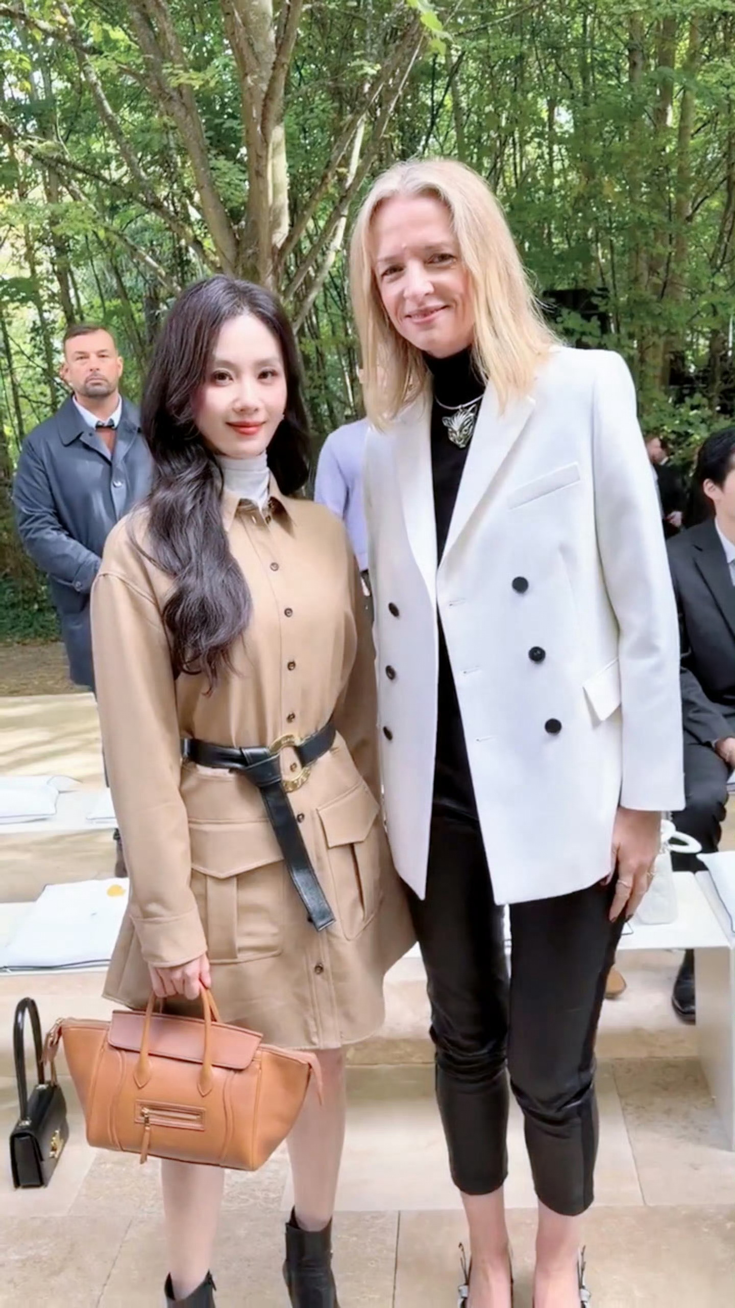  刘诗诗与LVMH大公主合影 不得不说，刘诗诗与LVMH大公主合影这一幕太值得回