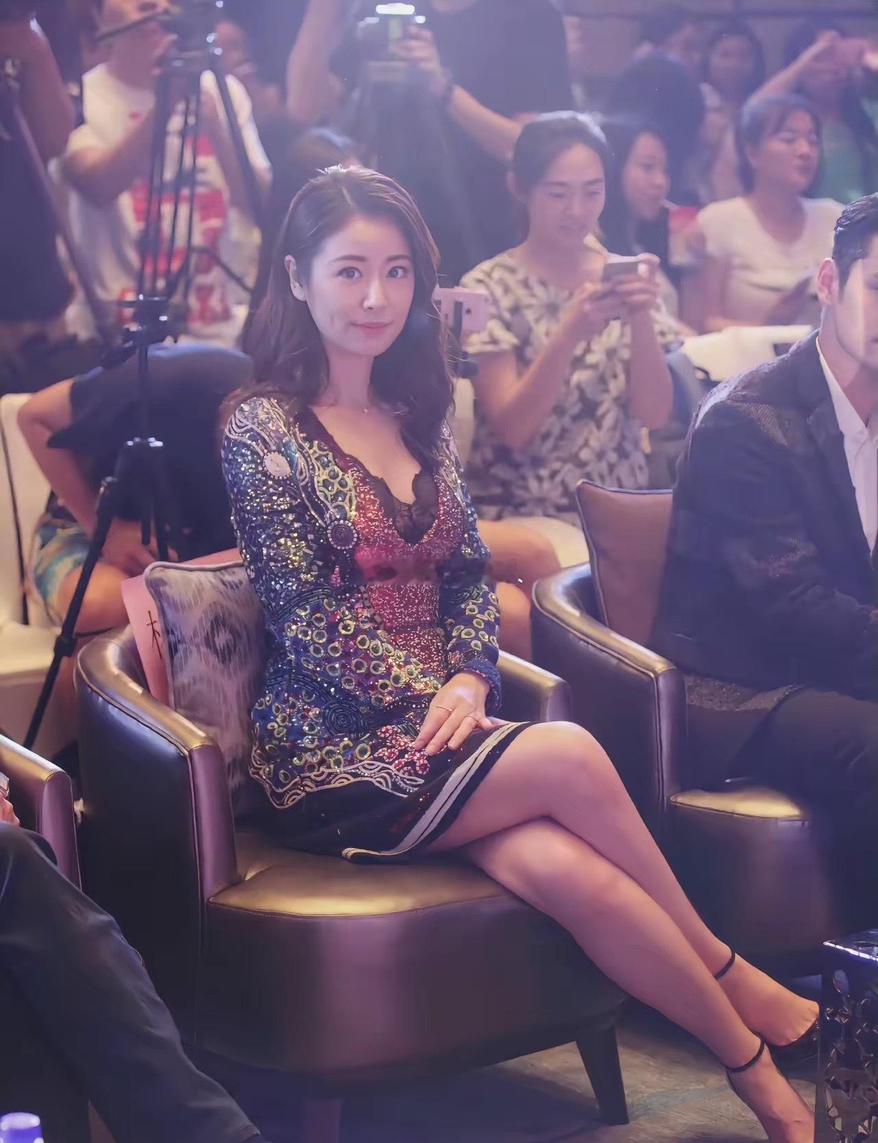 林心如优雅坐姿再配上从容温柔的笑容，在人群中格外亮眼。 