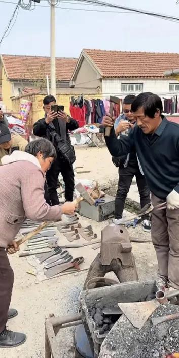 这是我三次看到这视频了。
每看到一次，我就把视频看完。
看来有好多人转发这视频了