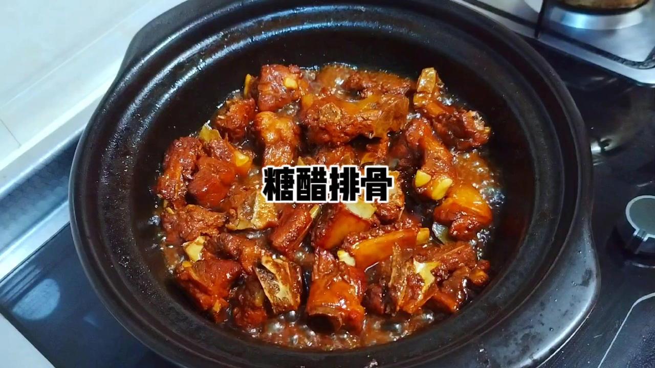 🍖在家做糖醋排骨，肉质软嫩味道酸甜！🍖食材：排骨、小苏打、面粉、油、冰糖、酱