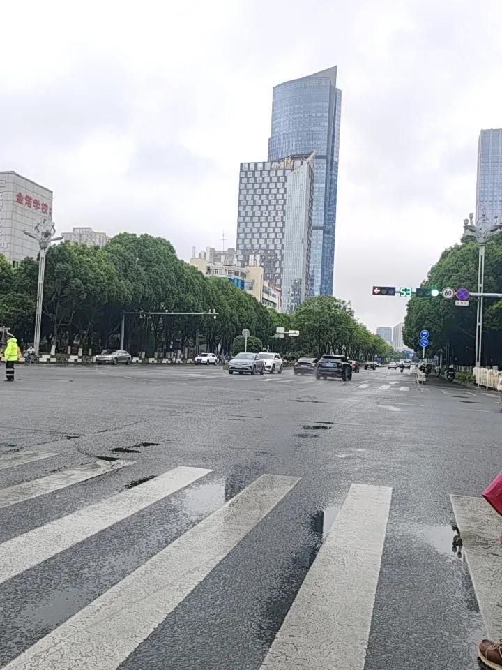 昆明一下雨，堵车真的是让人头大。就像周一清晨，降温降雨叠加，城区部分主干道和学校