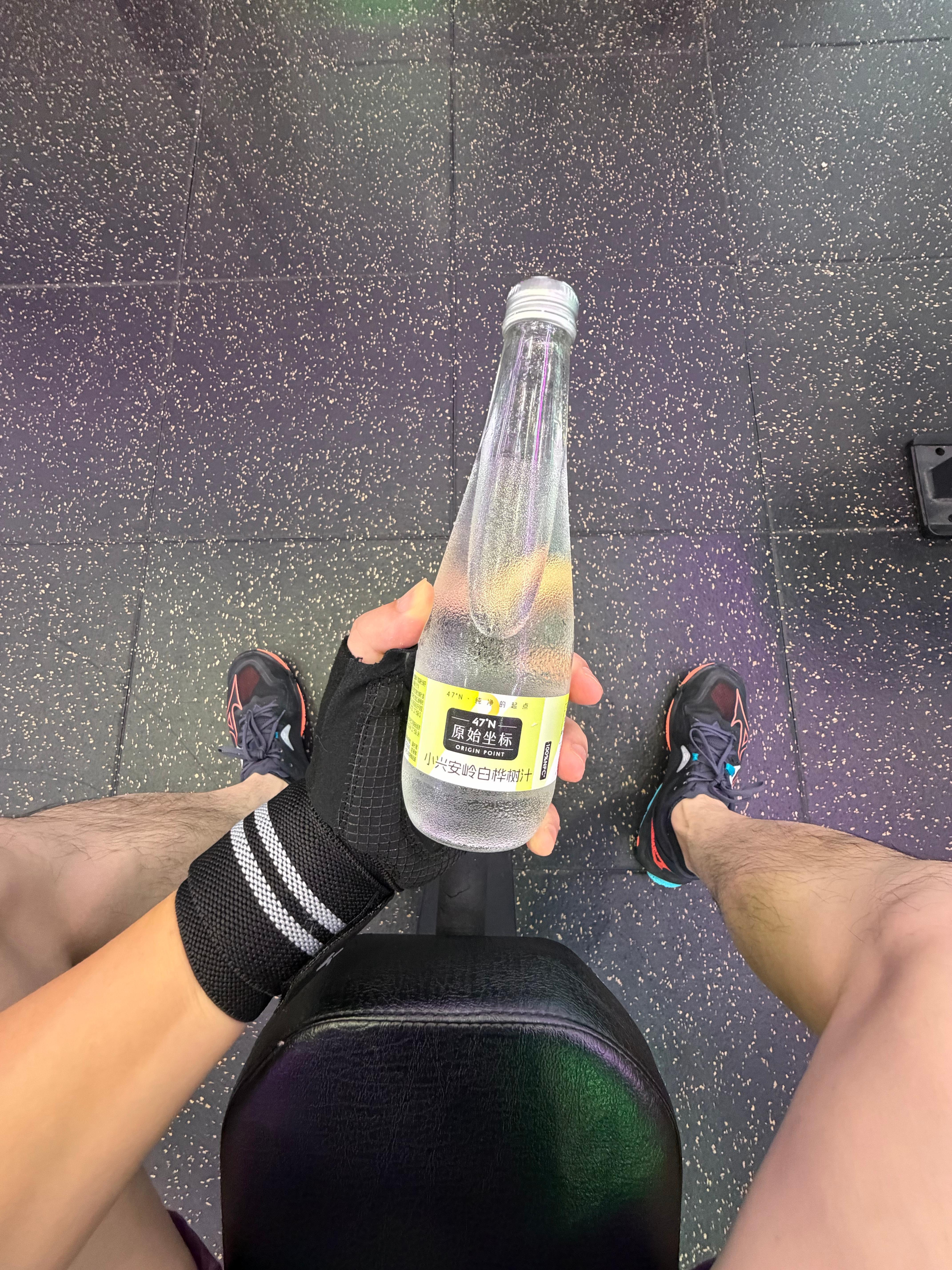 今天健身喝这个[太开心]纪念卧推突破20kg[二哈]见人不如健身我的日常plog
