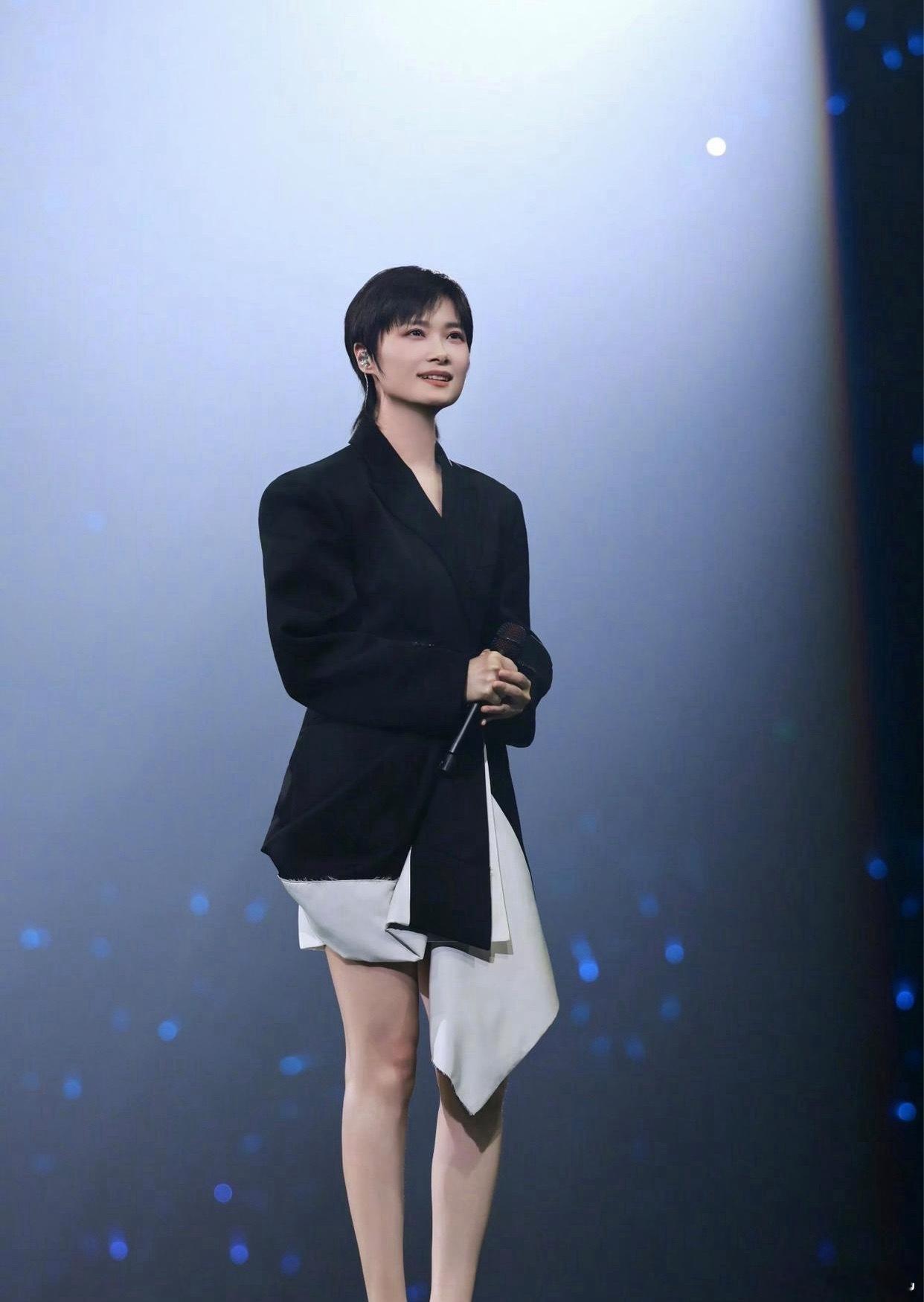 1. 钟楚曦现在交往的是女友，算是被过往的男性感情伤透之后，选择和女生相伴。她和