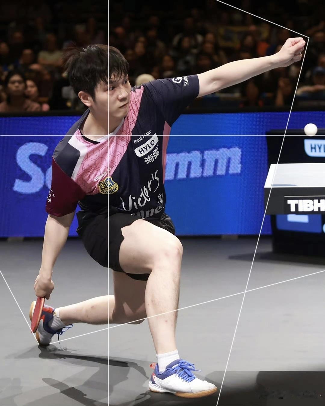 ETTU发图：📐📏+🏓
一起欣赏一下樊振东教科书级别的击球姿态，精准与完美