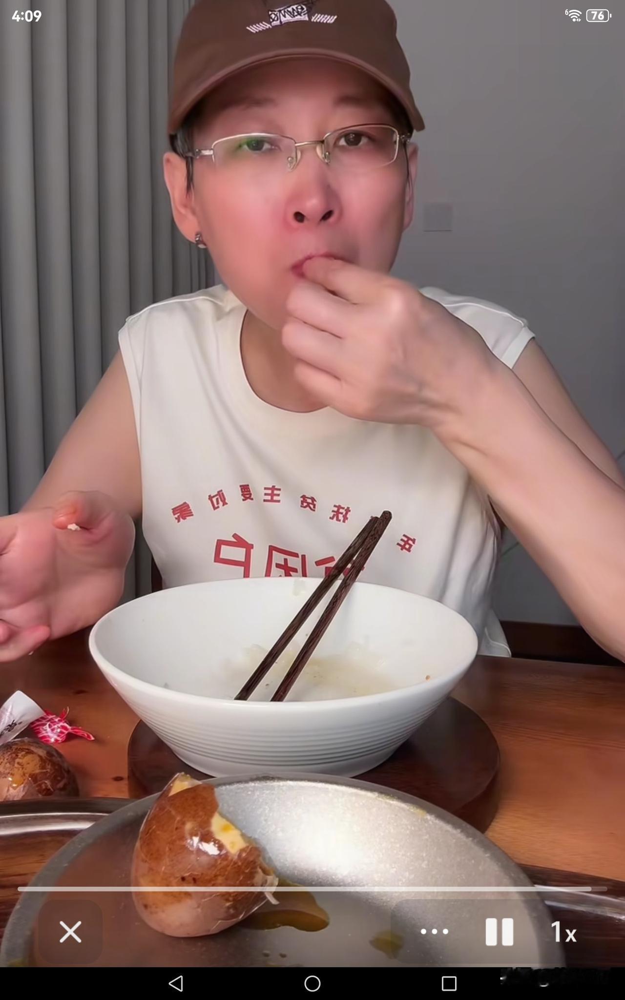 奶奶太厉害了吧，咋就知道今天还得亏呢，连贫困户的衣服都穿上了，可太会折腾了。这次