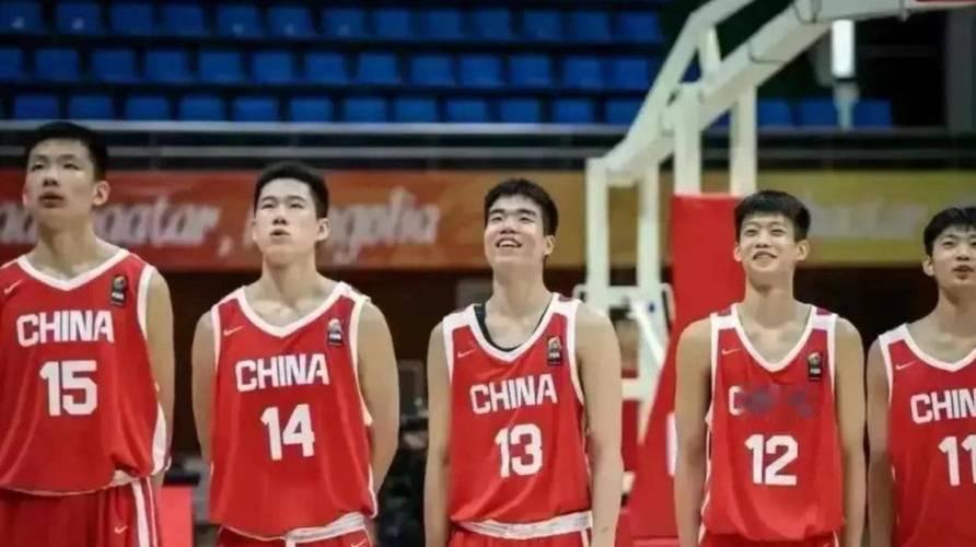 中国男篮可以打黑人和白人
U18男篮面对早熟的澳大利亚，虽然89:79输了10分