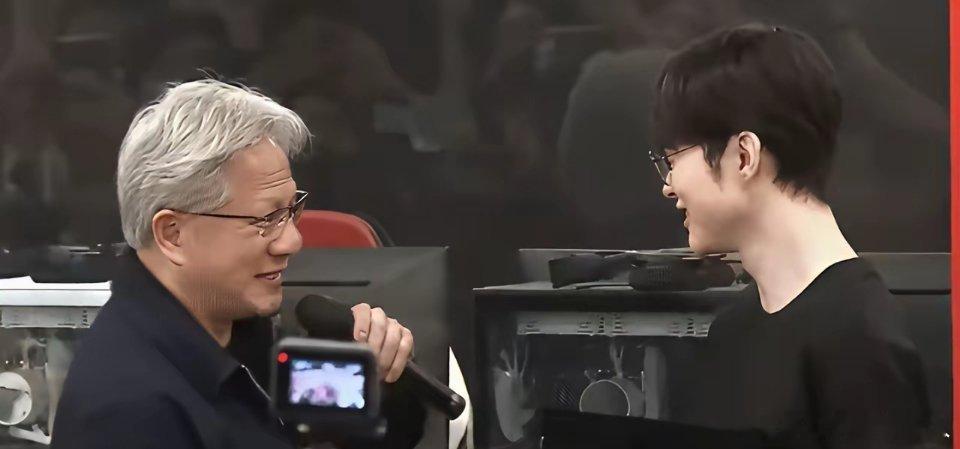 黄仁勋：你用的什么显卡啊？Faker：4090。黄仁勋：这都成老古董咯，来，我送