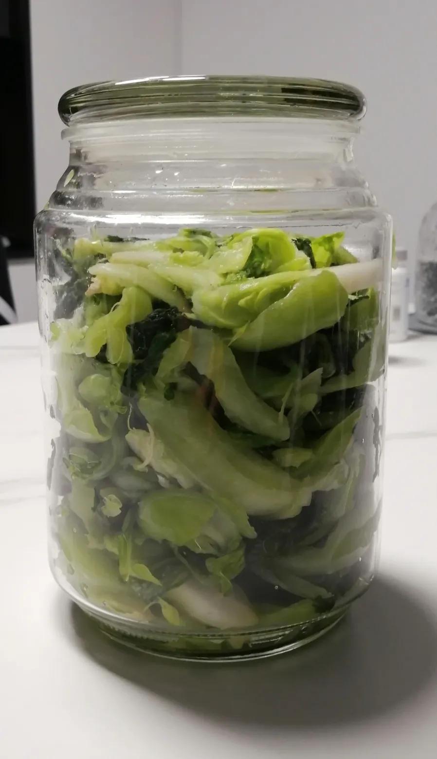 超市的芥菜只要9毛9分钱一斤。
感觉真便宜，就顺手拿了一把，到秤上一称，3块8毛