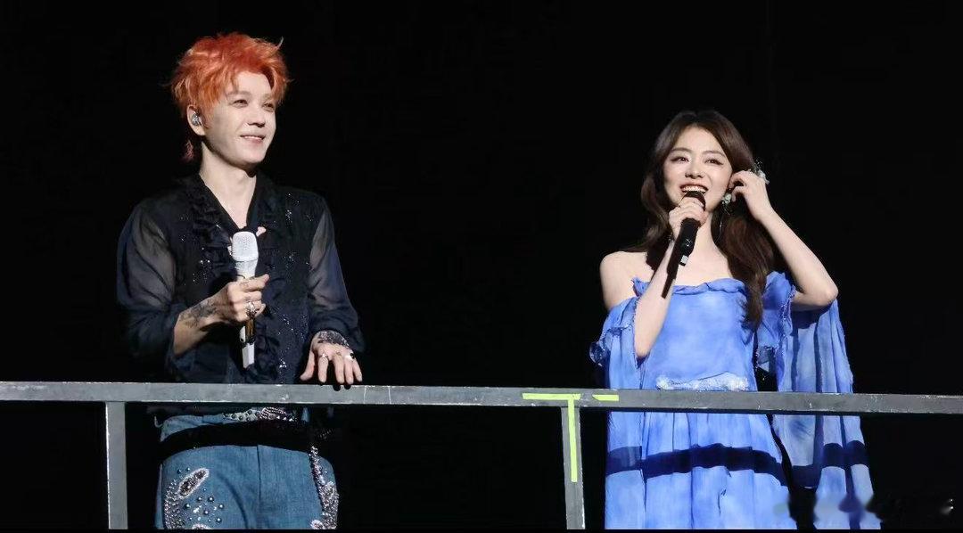 谭松韵王栎鑫合唱最好的我们 他们在台上合唱的时候，台下的荧光棒汇成了一片海。那海