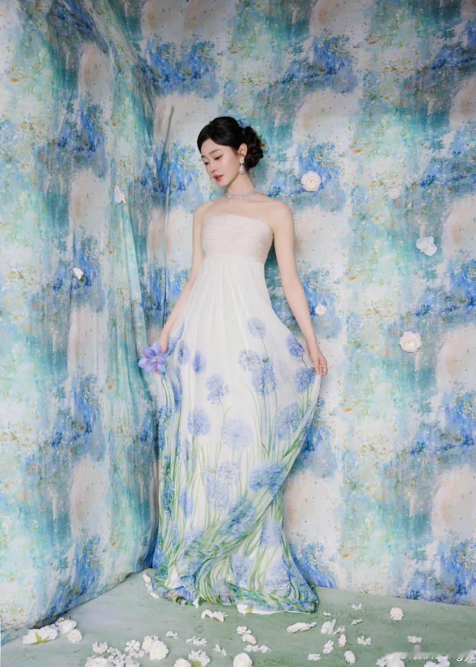 宋轶花仙子美成啥样了宋轶盘发花仙子 盘发、蓝裙、花朵元素，宋轶把花仙子穿出了高级