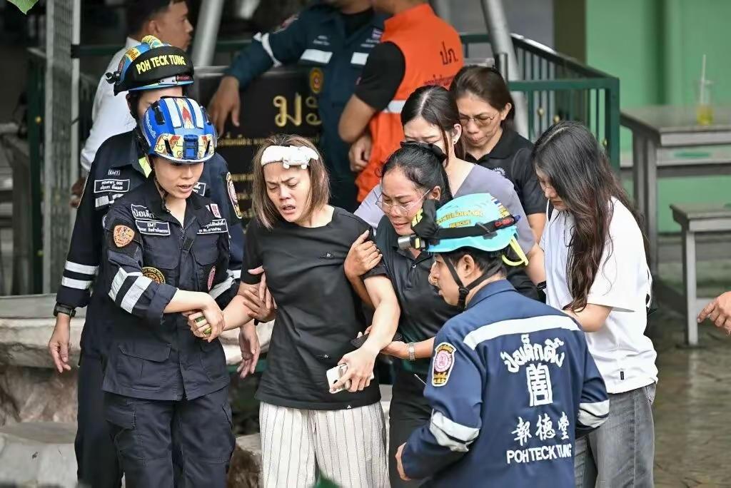 泰国发生枪案！泰国14岁少年枪杀至亲与师生，26发子弹8死30多伤，总理亲赴现场