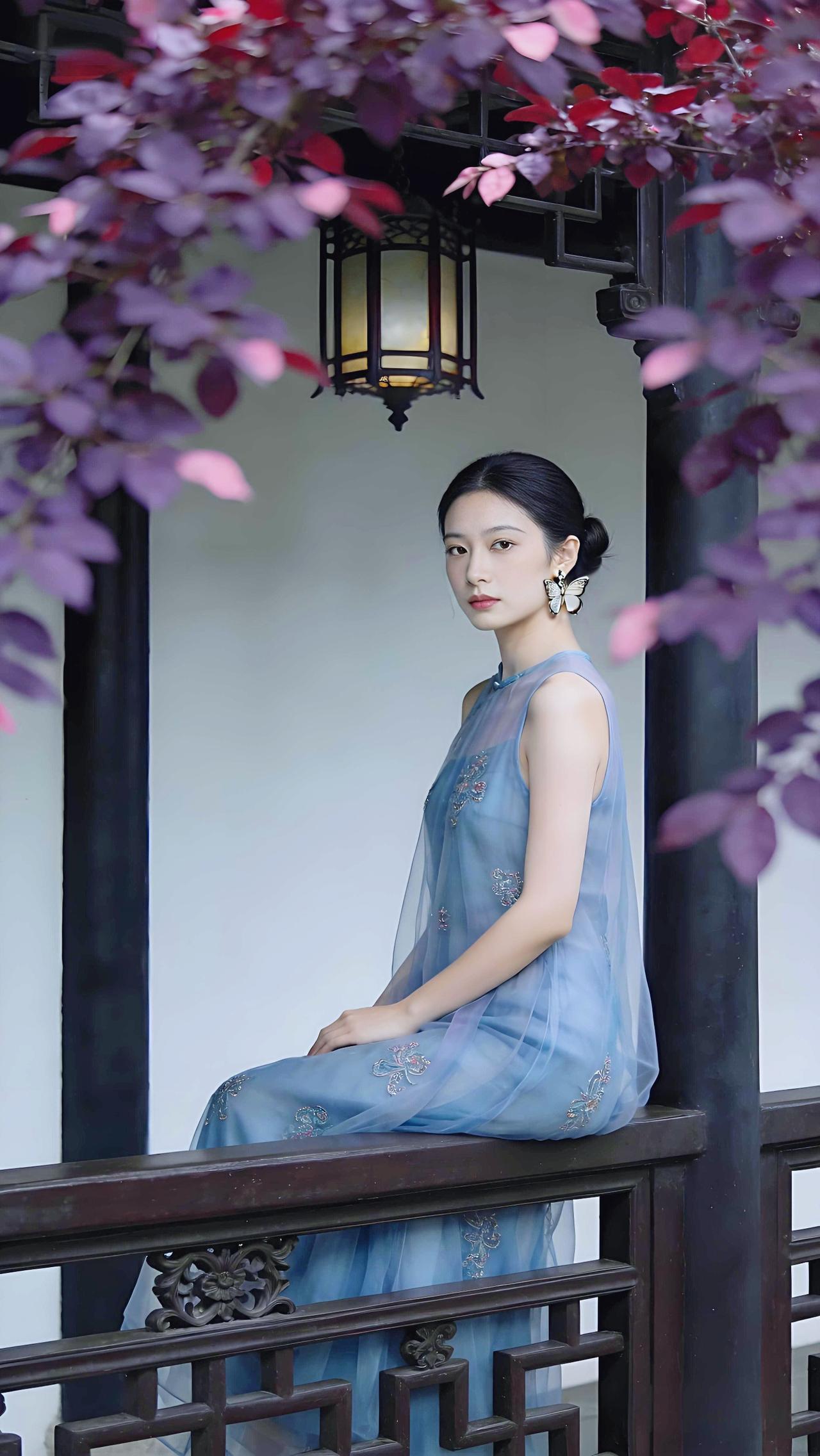 黛瓦蓝衣，蝶影凝香。