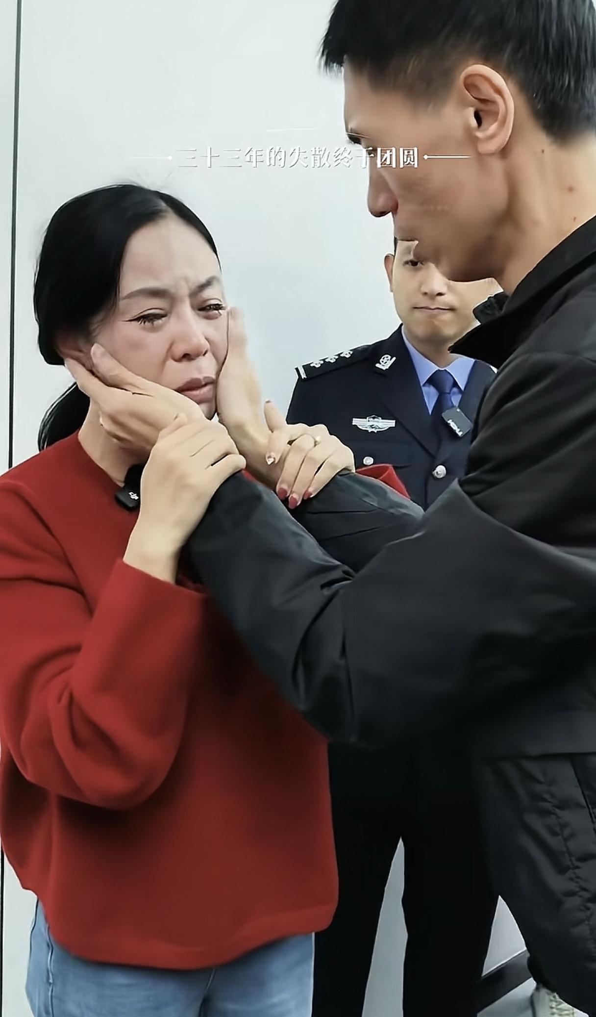 看见李鑫和姐姐见面的场景哭得稀里哗啦！李鑫记得很多事情！

他记得老太婆把他骗走