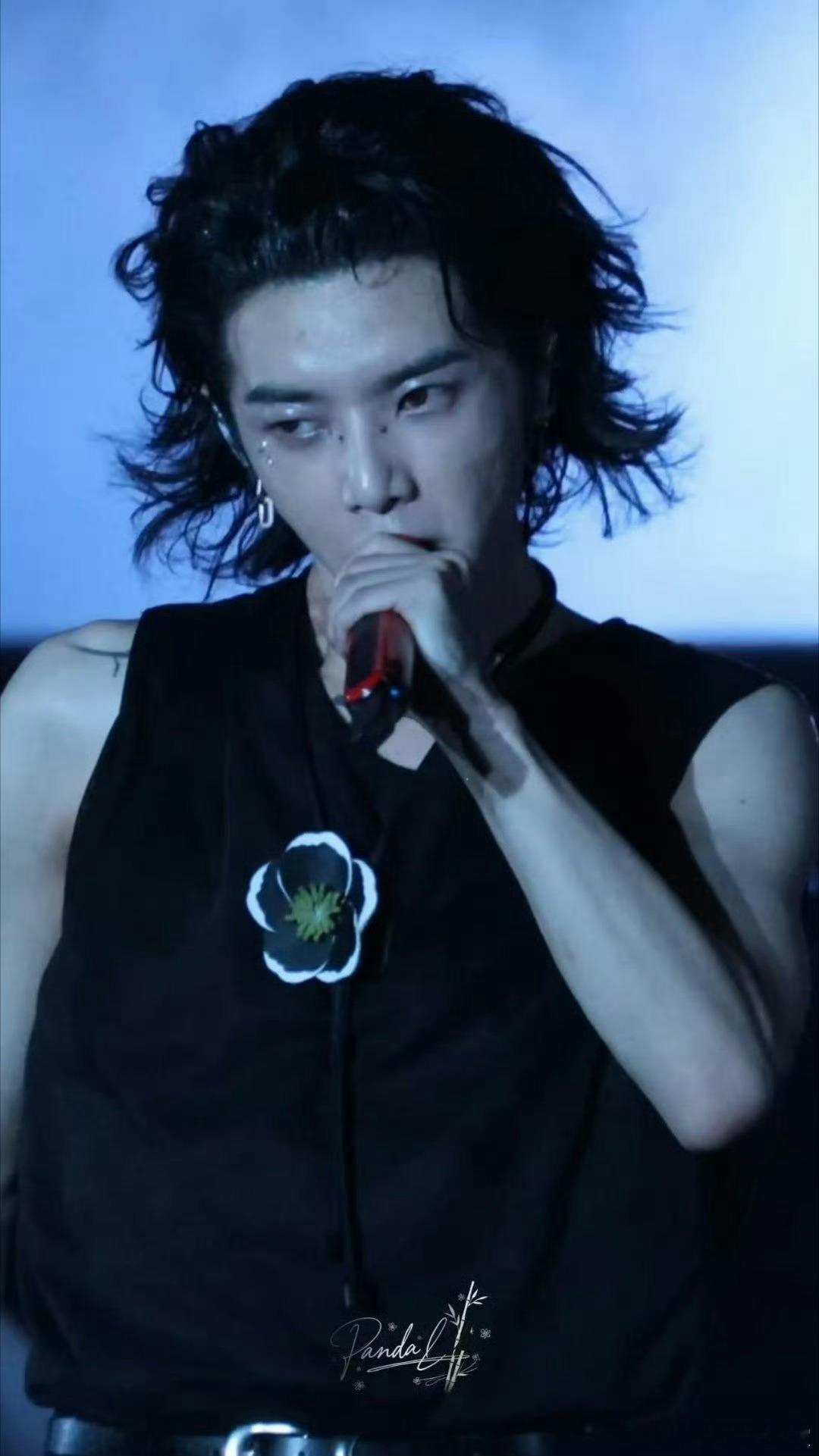 华晨宇 我第一次秀肌肉有点笨拙华晨宇不只是秀肌肉，他是在展现努力的成果。每一处线