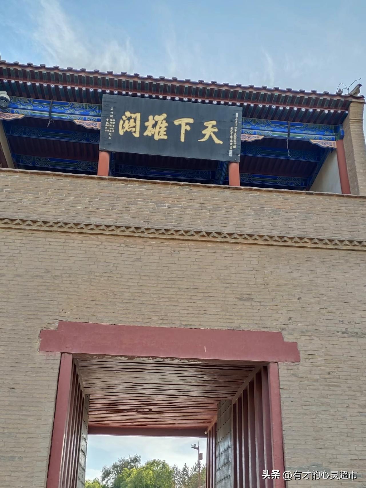 雁门关：一曲边塞谣，一段忠烈魂。
 
       “雁门关外野人家，不事桑蚕不