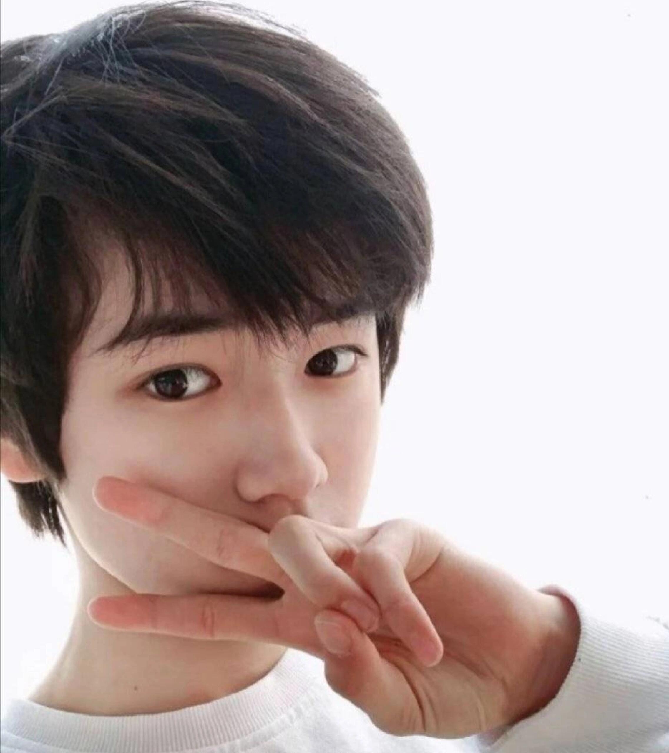比个耶✌🏻要看点可爱帅哥才能治好我的周一气[抓狂]#宋亚轩# ​​​