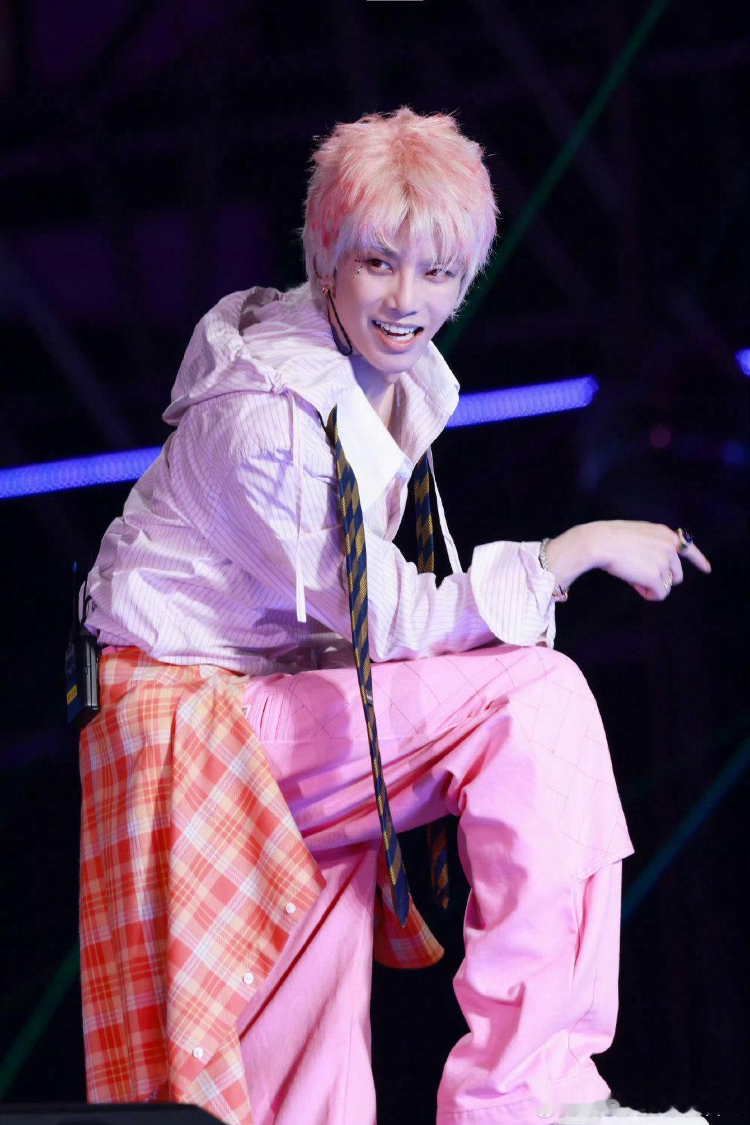 华晨宇 你想成为什么样的歌手声鸣远扬他从不会停下探索音乐的脚步，每次出新歌都能带