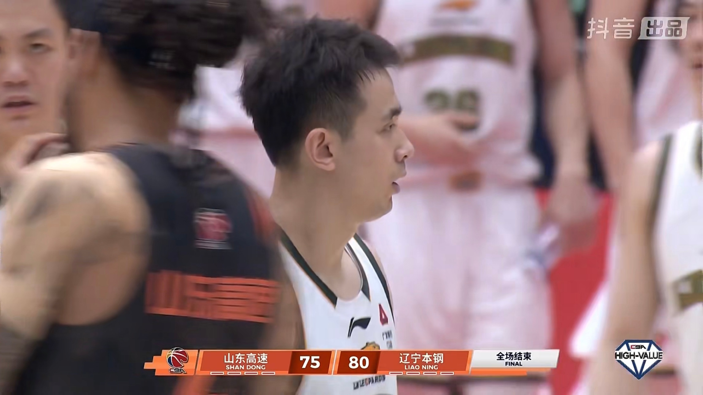 80比75艰难拿下，这球很难，肉搏。赵继伟13分6助攻、哈维13分3篮板、莱迪1