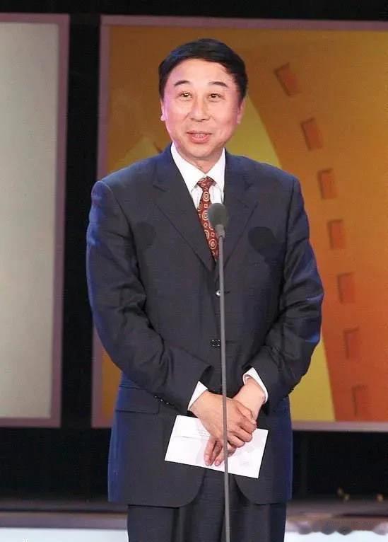 同为马季的弟子和侯派相声的传承者，冯巩（66岁）正式接任同门师兄姜昆（73岁）的