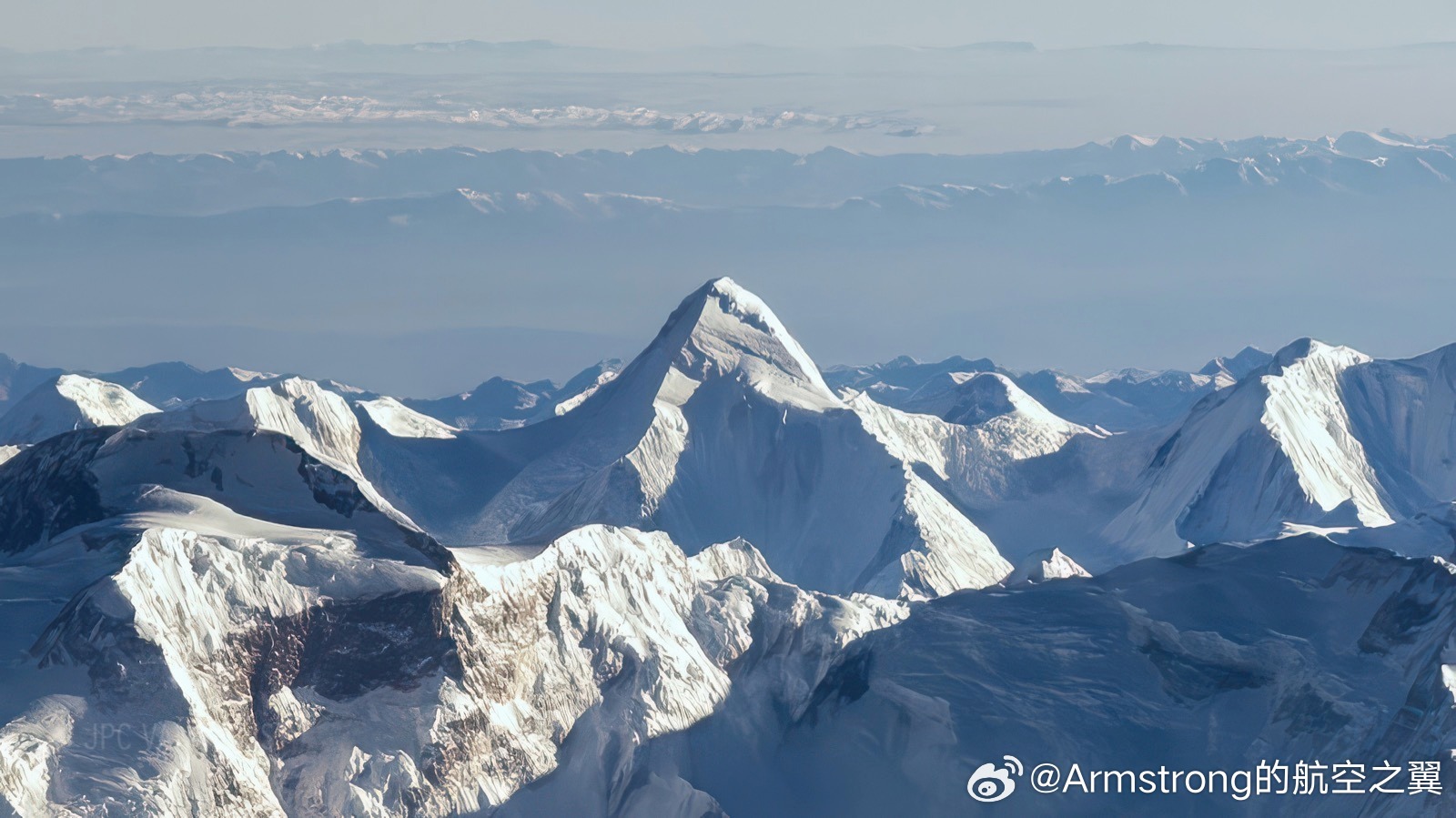 从客机上看汗腾格里峰，在中国和吉尔吉斯斯坦国界线上，是天山山脉的第二高峰。 ​​