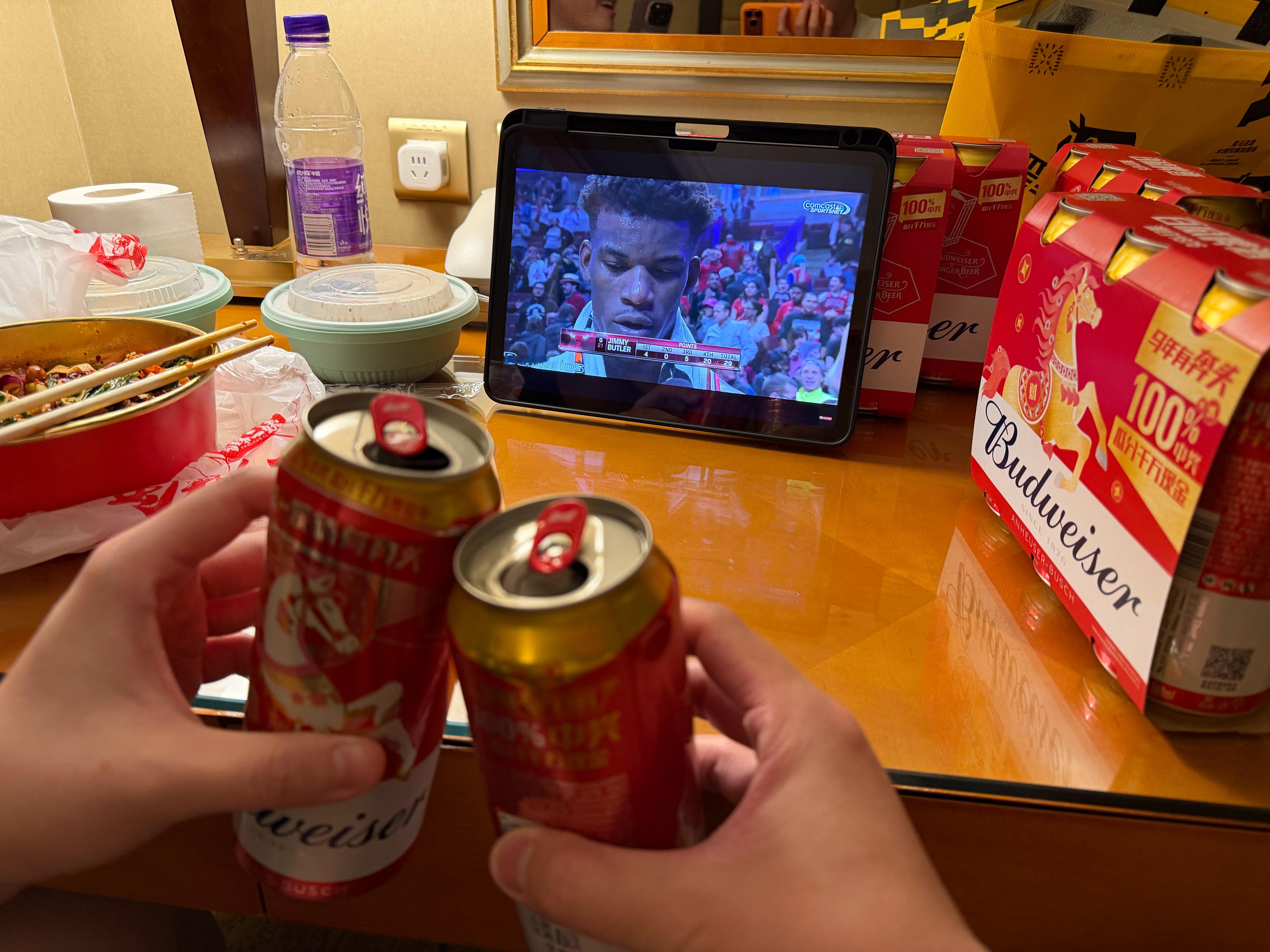 昨天在北京跟一位老朋友见面，同样是吉米粉丝，我俩人喝酒喝到夜里三点，一盘凉菜，一