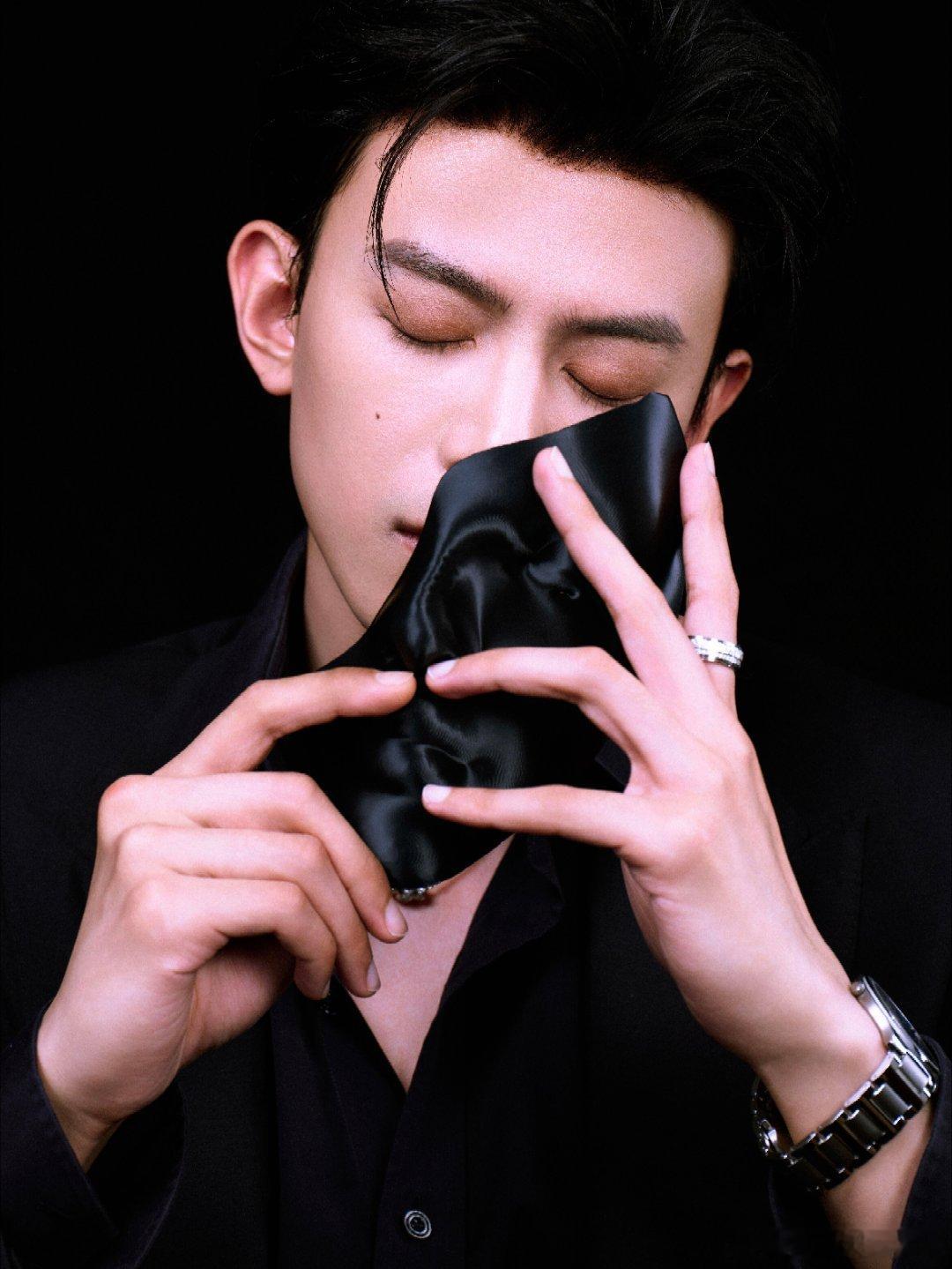 邓凯演绎PIAGET伯爵Possession时来运转系列珠宝✨ 