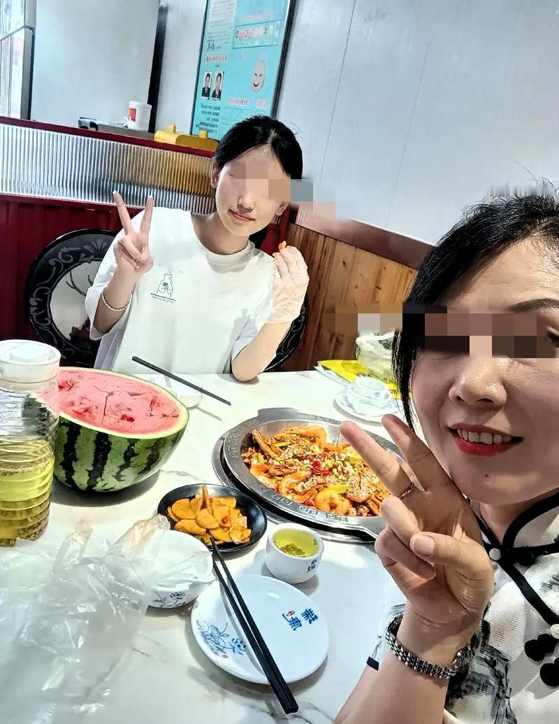 湖南株洲一名四十六岁女性，为女儿高三放弃八年工厂稳定工作，在外租房全年贴身陪读。