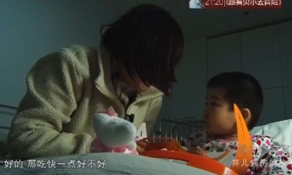 2014年，上海龙华医院，一个四岁小女孩坐在大厅里，等待着去上厕所的父亲，然而直