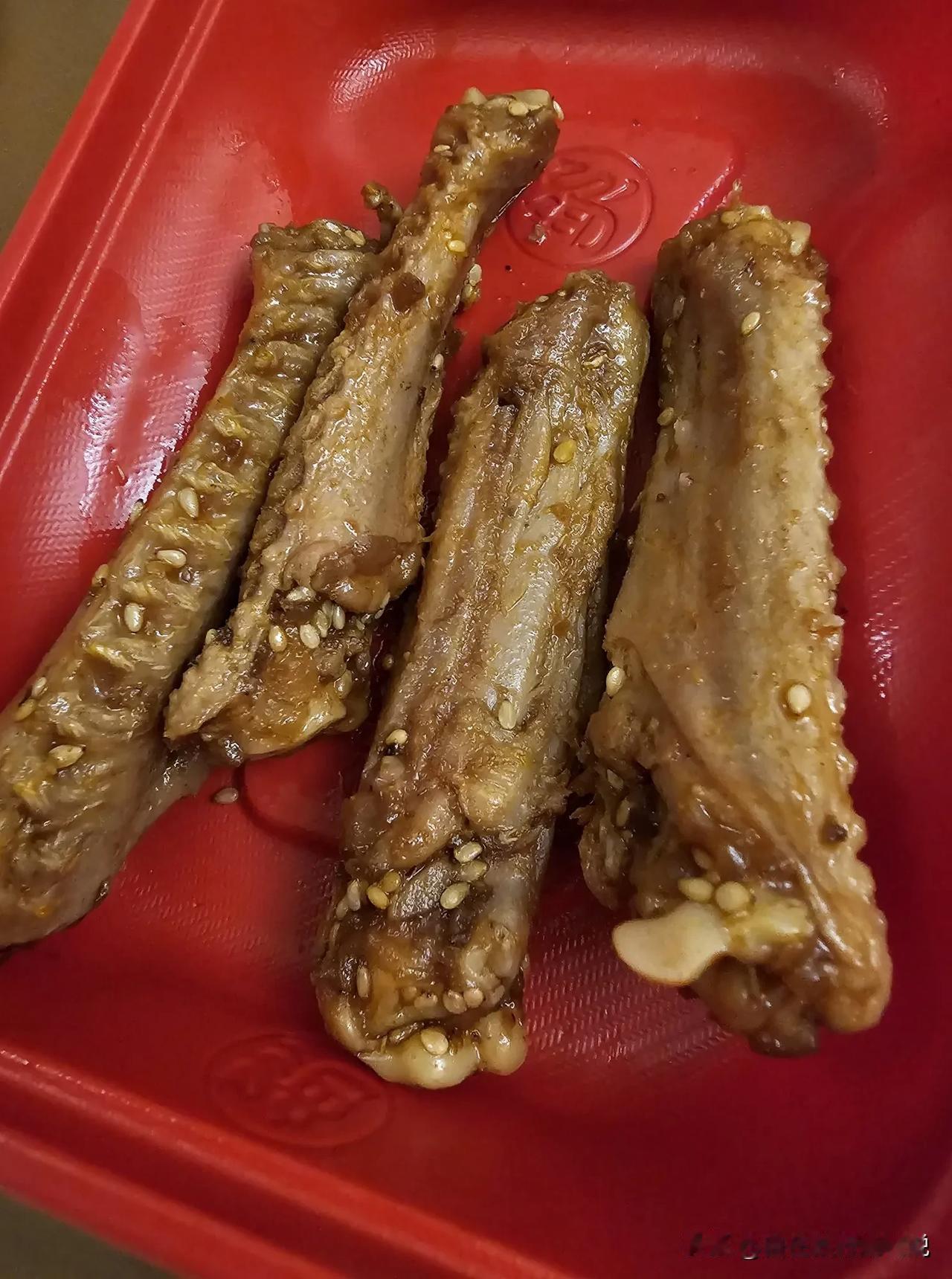 留守妇女的生活太放纵，没人看着对啥都蠢蠢欲动。孩他爹不在家，儿子提出想吃绝味鸭货