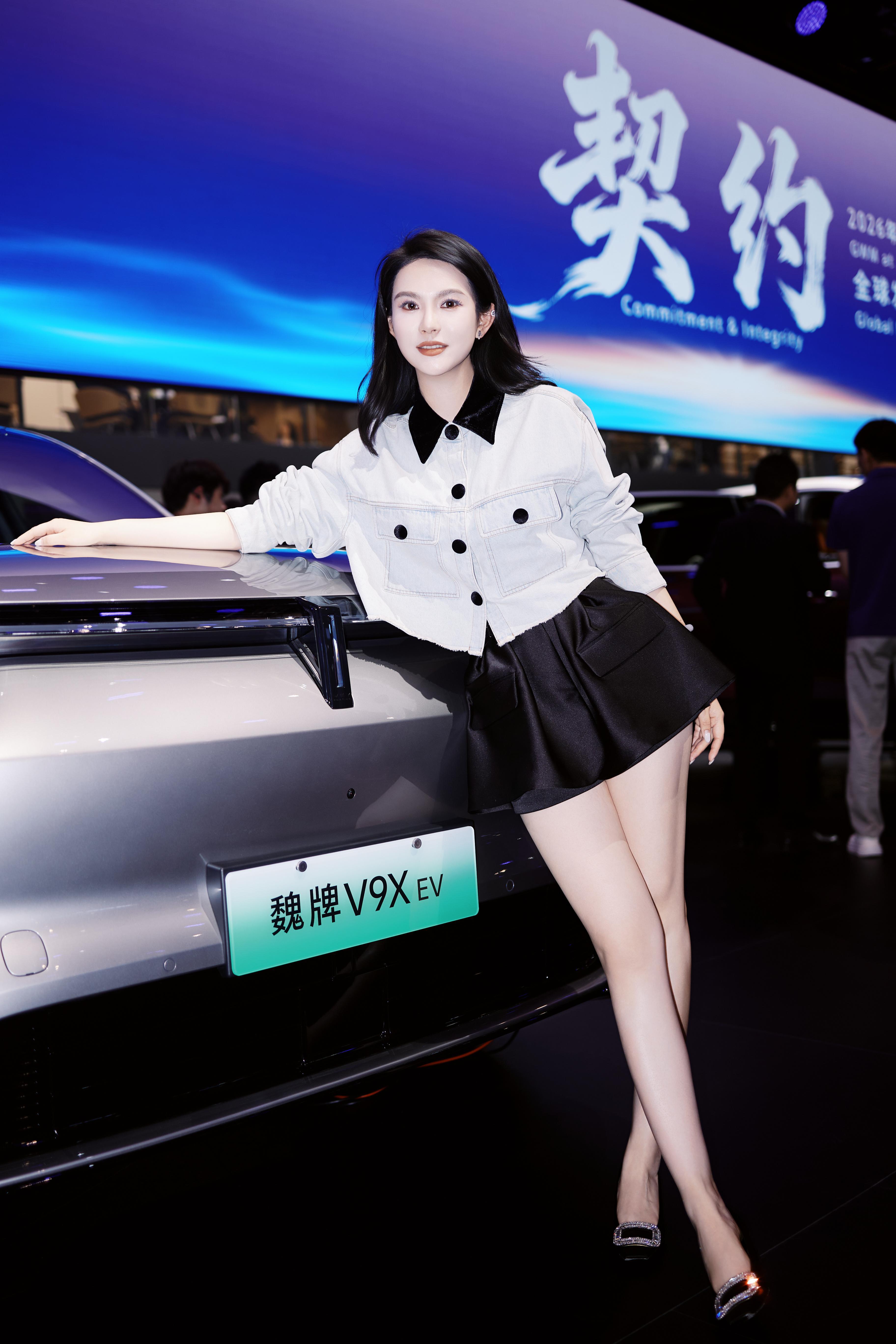 工作照+2！给我点时间，我先去剪视频啦饿鼠了饿鼠了，此刻能干8碗米饭！！！ 北京