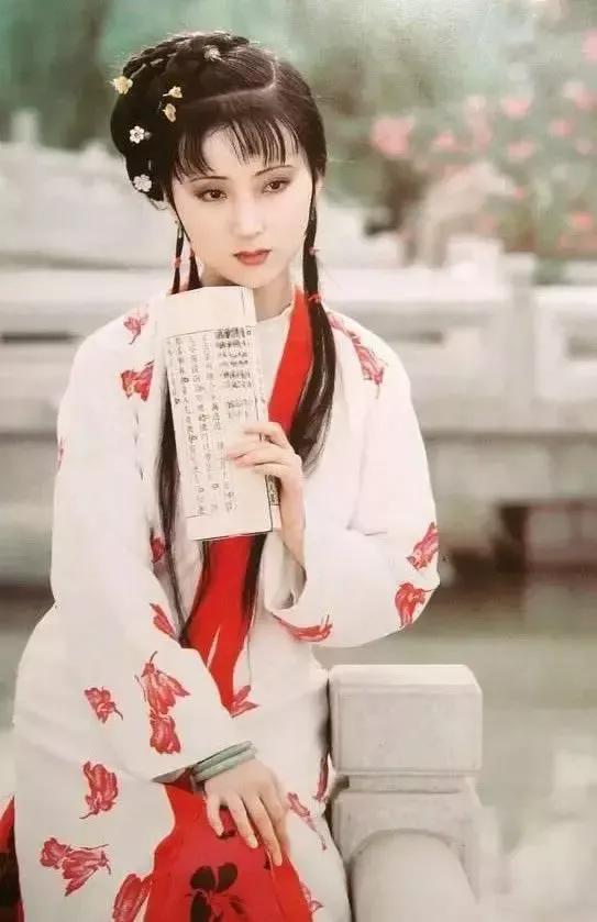谜一
鬼红楼
（打一导演名）
谜二
猪红楼
（打一导演名）
谜三
曹楼梦
（打一